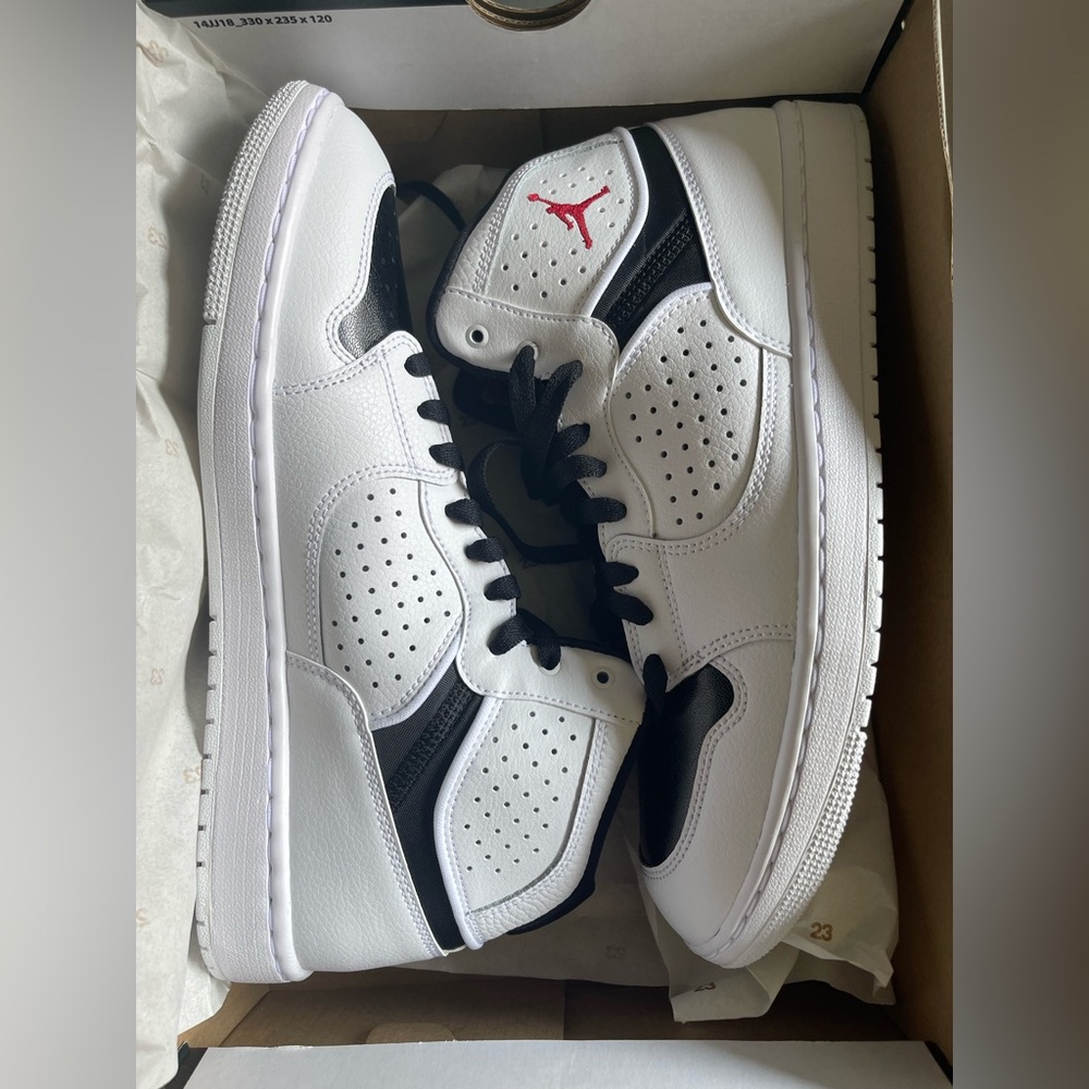 Nwt Air Jordan Jumpman White and Black Sneakers. size 10.5 men / size 12 women
